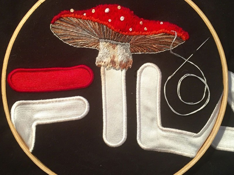 вышивка лого Fila от Джеймса Мэрри
